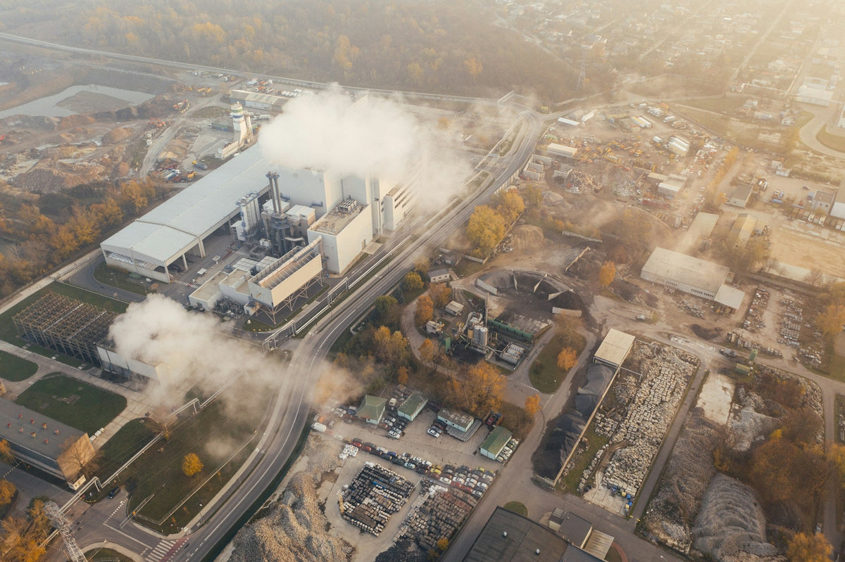 Factory emmiting gas emissions